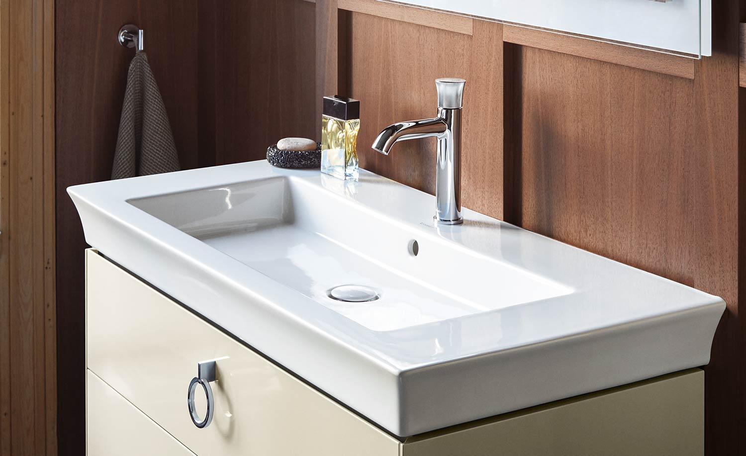 Washbasin with single lever faucet
