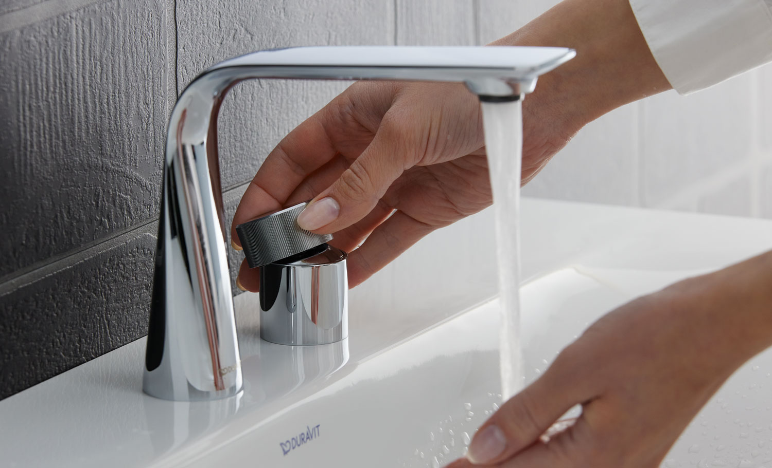 Elegant D1 washbasin faucet with twist handle
